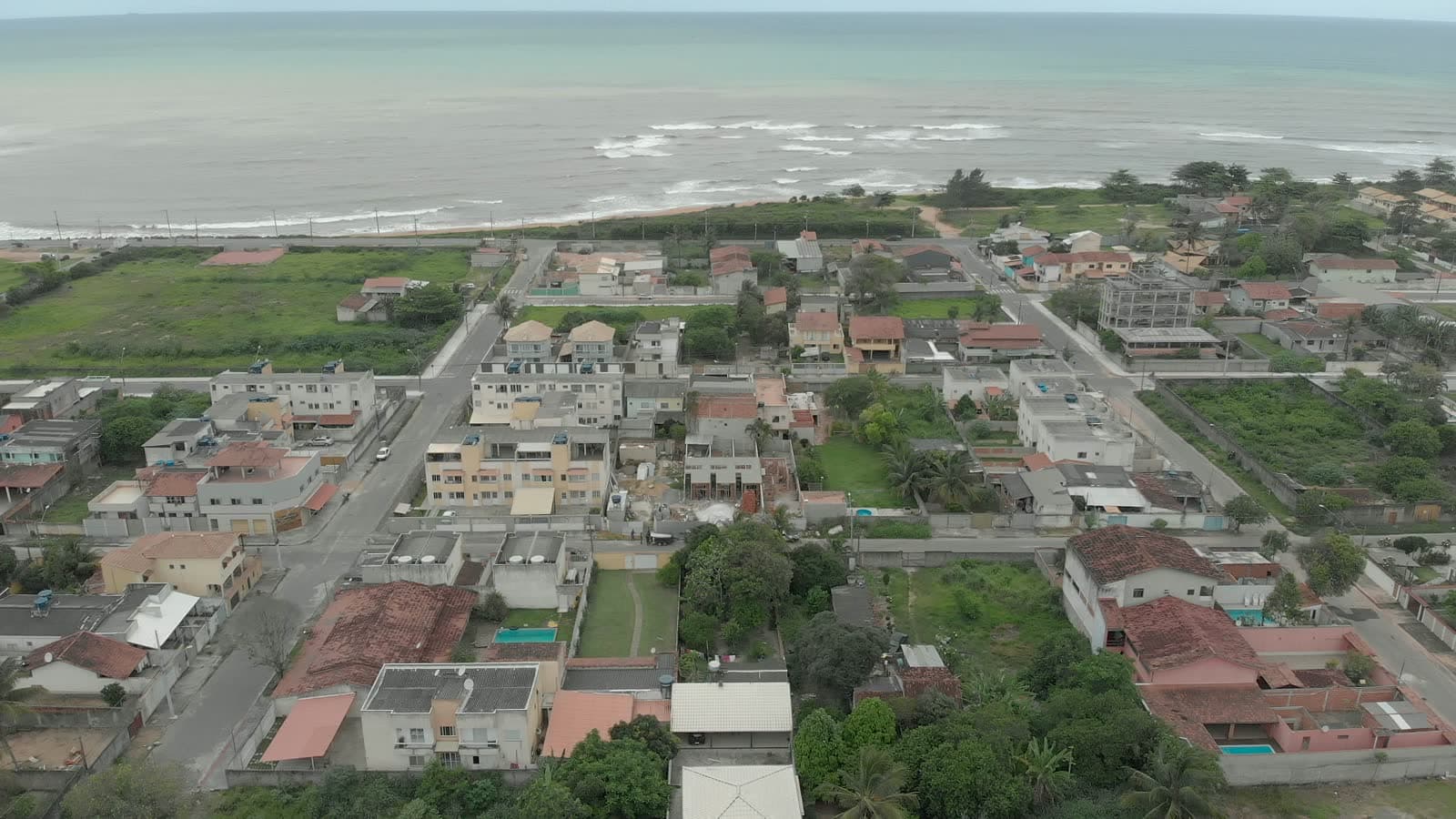 Aerial view of the Jacaraípe coastline in Serra, with the neighbourhood and the sea behind