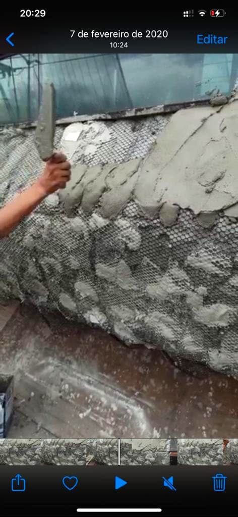 Mesh-reinforced render being applied to the Solar do Atlântico building facade