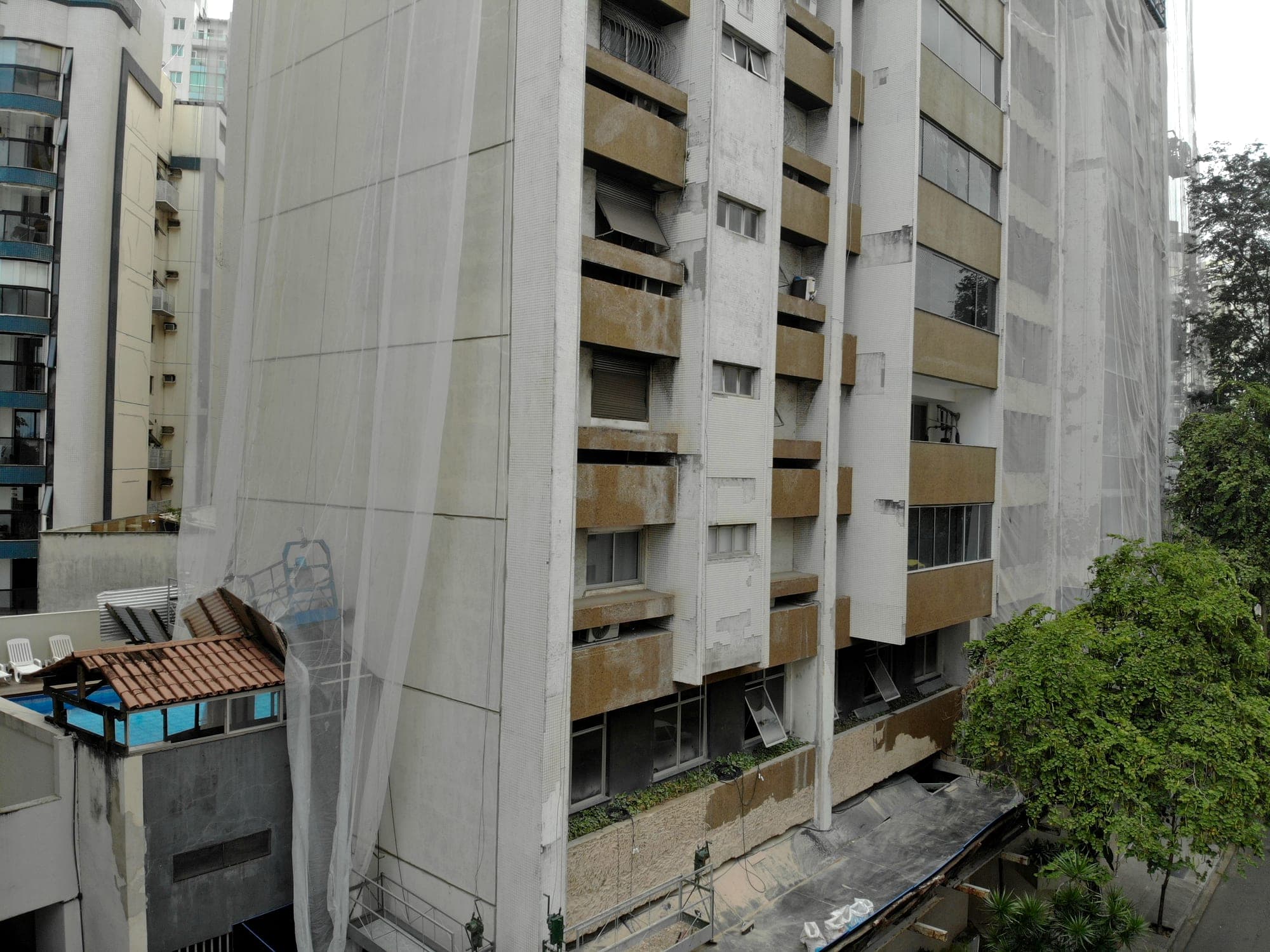 Facade of the Nahum Prado building during renovation, Vitória