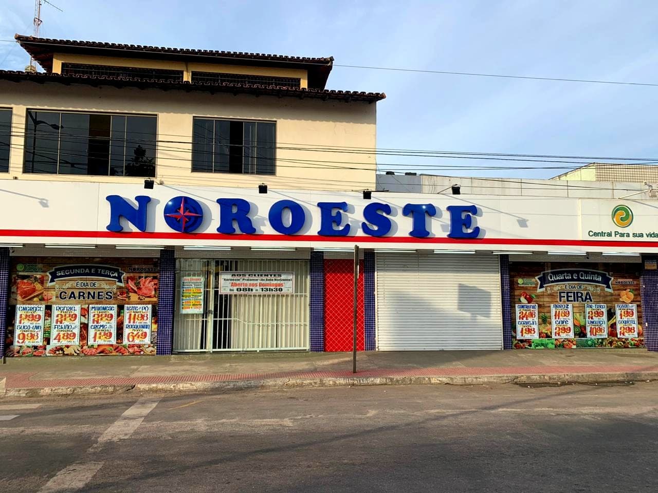 Sidewalk at Supermercado Noroeste in Nova Almeida, Serra